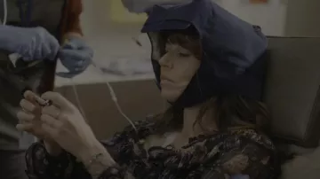 Conjunto de apilamiento simple de Madewell usado por Judy Hale (Linda Cardellini) como se ve en Dead to Me (S03E06)