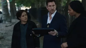 Camisa de Rails Ingrid usada por la agente especial Hana Gibson (Keisha Castle-Hughes) como se ve en FBI: Most Wanted (S04E07)