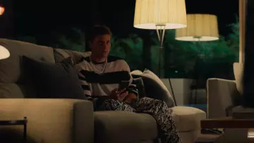 Asos Design Knit­ted Mesh Stripe Sweater worn by Samuel Garcia (Itzan Escamilla) as seen in Elite (S06E02)
