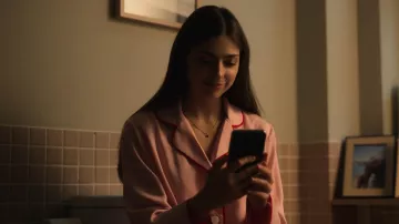 Sleeper Pink Party Pajama Set usado por Sara (Carmen Arrufat) como se ve en Elite (S06E02)