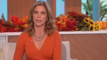 Diane von Furstenberg Linda Cashmere Sweater Wrap Robe portée par Natalie Morales comme vu dans The Talk le 22 novembre 2022