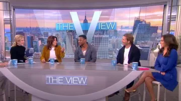Milly Liv Vestido plisado con cinturón usado por Alyssa Farah como se ve en The View el 22 de noviembre de 2022