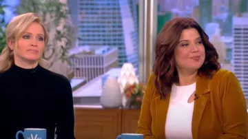 Staud Madden Velvet Blazer usado por Ana Navarro como se ve en The View el 22 de noviembre de 2022