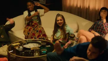 Bershka Collar Detail Retro Graphic Sweater usado por Sara (Carmen Arrufat) como se ve en Elite (S06E03)