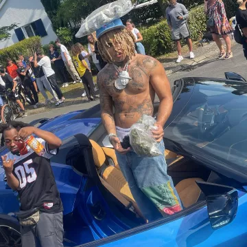 The patchwork design jeans worn by Zola in his clip Papel and on this Instagram post