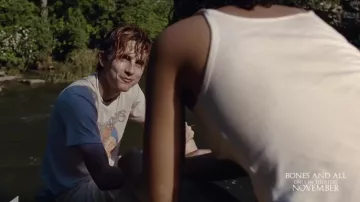 T-shirt imprimé Thundercats porté par Lee (Timothée Chalamet) vu dans Bones and All movie outfits