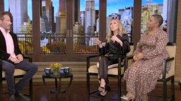 Pantalon de satin taille haute Lanvin porté par Kelly Ripa comme vu en LIVE avec Kelly et Ryan le 21 novembre 2022