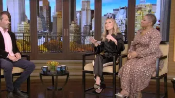 Gianvito Rossi 105 Suede Pumps usadas por Kelly Ripa como se ve en LIVE with Kelly and Ryan el 21 de noviembre de 2022