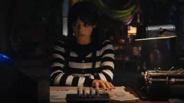 Miu Miu Intarsia Cotton Cardigan usado por Wednesday Addams (Jenna Ortega) como se ve en Wednesday (S01E01)