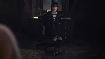 American Apparel Unisex Stripe Knee High Sock usado por Wednesday Addams (Jenna Ortega) como se ve en Wednesday (S01E01)