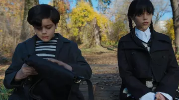 Cambridge Satchel El Traveller Satchel usado por Wednesday Addams (Jenna Ortega) como se ve en Wednesday (S01E05)