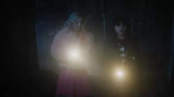 Stand Studio Janet Crop Faux Shearling Jacket usada por Enid Sinclair (Emma Myers) como se ve el miércoles (S01E06)