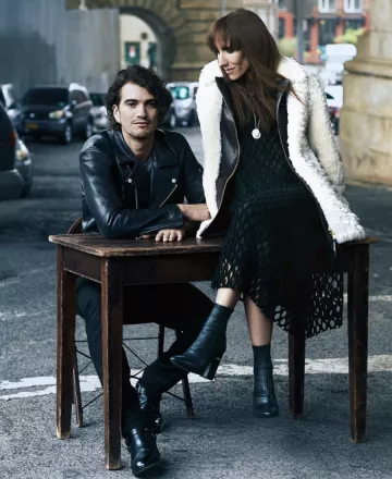 Chaqueta de cuero Black Biker usada por Adam Neumann en la foto de Instagram