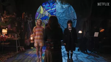 Sudadera con capucha negra de gran tamaño usada por Wednesday Addams (Jenna Ortega) en la serie de televisión Wednesday (Temporada 1)