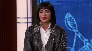 Veste en cuir cloutée portée par Demi Lovato dans Jimmy Kimmel Live!