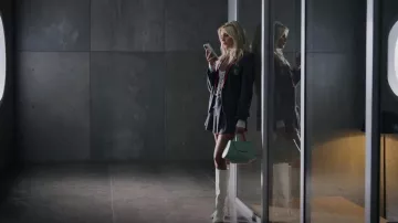 Simmi Lon­don Stilet­to Heel Knee Boot in White Croc worn by Isadora (Valentina Zenere) as seen in Elite (S06E06)