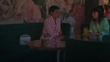 Blazer en tweed rose mangue porté par Ari Blanco (Carla Díaz) vu dans Elite (S06E06)