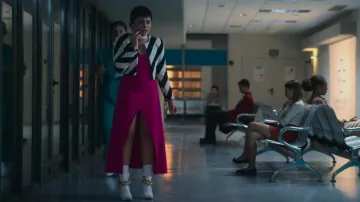 Simmi London Heeled Ankle Boots with Chain Detail in White porté par Ari Blanco (Carla Díaz) comme on le voit dans Elite (S06E08)