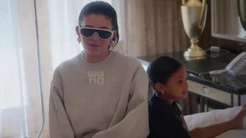 Sudadera de algodón con estampado de logotipo de Alexander Wang usada por Self (Kylie Jenner) como se ve en The Kardashians (S02E10)