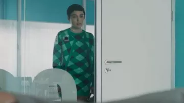 Robe Argyle verte Zara & Cardigan portée par Ari Blanco (Carla Díaz) comme on le voit dans Elite (S06E08)
