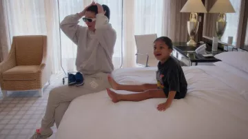 Nike Off-White X Dunk Low el 50 usado por Kylie Jenner como se ve en The Kardashians (S02E10)