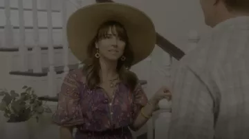 Peggy Li Peachy Sunshine Pendientes usados por Judy Hale (Linda Cardellini) como se ve en Dead to Me (S03E08)