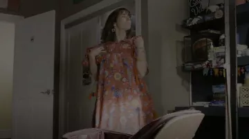 R.Vivimos Summer Print Deep V Neck Cotton Beach Robes longues portées par Judy Hale (Linda Cardellini) comme on le voit dans Dead to Me (S03E08)