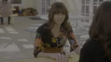 Milumia Button Up Split Floral Print Flowy Party Maxi Dress porté par Judy Hale (Linda Cardellini) comme on le voit dans Dead to Me (S03E09)