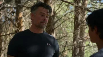 T-shirt Under Armour porté par l’entraîneur Cole (Josh Duhamel) comme on le voit dans la série télévisée The Mighty Ducks: Game Changers (S02E09)