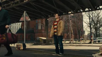 Vans Old Skool Sneakers worn by Bumper Allen (Adam DeVine) as seen in Pitch Perfect: Bumper in Berlin (S01E01)