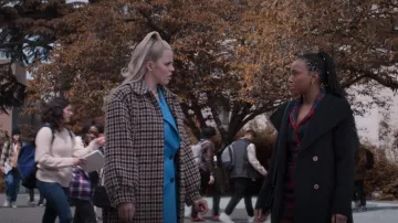 Rouje Gerard Abrigo usado por Leighton Murray (Reneé Rapp) como se ve en The Sex Lives of College Girls (S02E04)