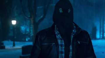 La veste en cuir de Black Hood portée par Hal Cooper (Lochlyn Munro) dans la série télévisée Riverdale (saison 2, épisode 21)
