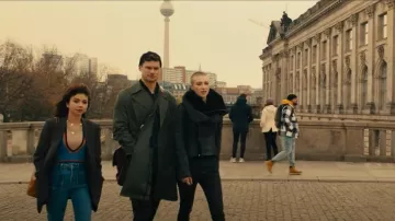 Maje Plantane Jeans worn by Heidi (Sarah Hyland) as seen in Pitch Perfect: Bumper in Berlin (S01E03)