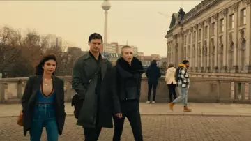 Maje Plantane Jeans worn by Heidi (Sarah Hyland) as seen in Pitch Perfect: Bumper in Berlin (S01E03)