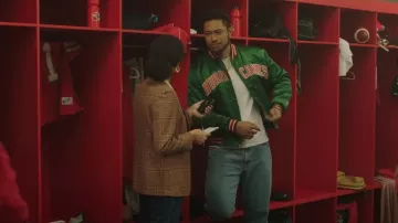 Chaqueta de bombardero verde de los Miami Hurricanes usada por Dwayne Johnson (18-20 años) (Uli Latukefu) como se ve en Young Rock (S02E01)