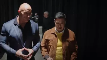 Veste de camionneur en daim Club Monaco portée par Randall Park (Randall Park) vue dans Young Rock (S02E07)