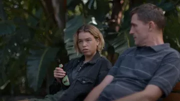 Levis 90s Trucker Jacket usada por Meg (Milly Alcock) como se ve en Upright (S02E08)