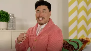 Brooks Brothers String Ribbed Cotton Shawl Collar Cardigan porté par Randall Park (Randall Park) comme on le voit dans Young Rock (S03E01)