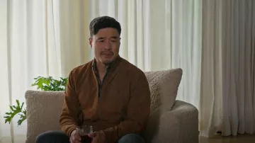 Polo Ralph Lauren Bomber Blouse en daim à logo brodé porté par Randall Park (Randall Park) vu dans Young Rock (S03E01)