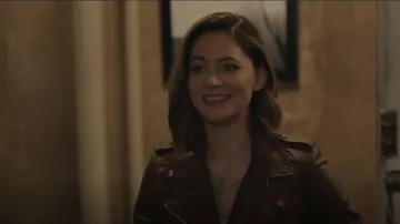 Chaqueta motera AllSaints Balfern usada por la Dra. Elizabeth Wilder (Sandra Mae Frank) vista en Nueva Ámsterdam (S05E01)