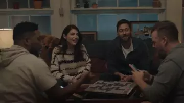 Polo Ralph Lauren Pull à motif géométrique porté par le Dr Lauren Bloom (Janet Montgomery) vu à New Amsterdam (S05E01)