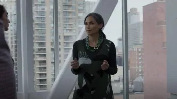 Robe plissée col en V Issey Miyake Doro portée par Dora (Zabryna Guevara) vue à New Amsterdam (S05E05)