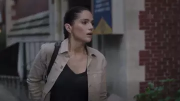 L’agence Janelle Raw Cut Slim Denim Jacket, portée par Dr. Lauren Bloom (Janet Montgomery) vue à New Amsterdam (S05E06)