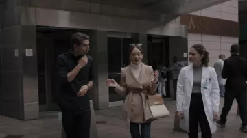 Ted Baker Rosess Wool Wrap Manteau court porté par Mariana (Emma Ramos), résidente de l’urgence, vue à New Amsterdam (S05E09)