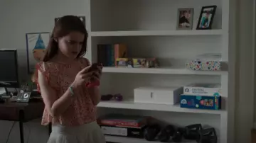 Poupette St Barth Amber Pink Bouquet Chemisier porté par Hannah Fleishman (Meara Mahoney-Gross) vu dans Fleishman Is in Trouble (S01E01)