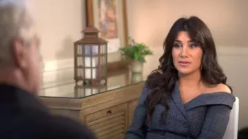 Jonathan Simkhai Glen Plaid One Shoulder Jacket porté par Joelle Garguilo comme vu dans Aujourd’hui avec Hoda & Jenna le 25 novembre 2022