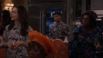 Marine Layer Short Sleeve Floral Shirt usada por Dele (Travis Wolfe Jr.) como se ve en Bob Hearts Abishola (S04E08)