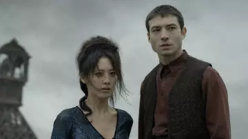 Le costume avec veston porté par Credence Barebone (Ezra Miller) dans Les Animaux Fantastiques : Les Crimes de Grindelwald