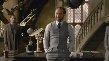El traje de chaqueta gris usado por Albus Dumbledore (Jude Law) en Animales fantásticos: Los crímenes de Grindelwald
