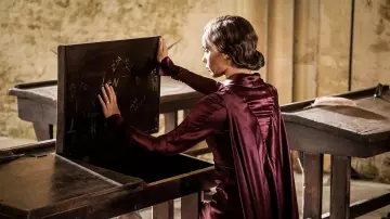 La robe avec cape portée par Leta Lestrange (Zoë Kravitz) dans le film Les Animaux Fantastiques : Les Crimes de Grindelwald